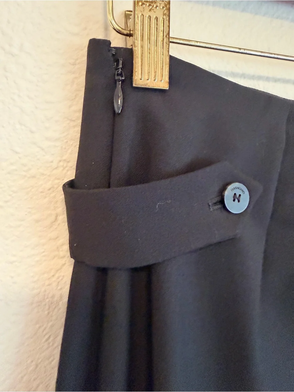 Ferragamo lightweight highwaisted wool trousers, straight leg, black sz 38iT/S